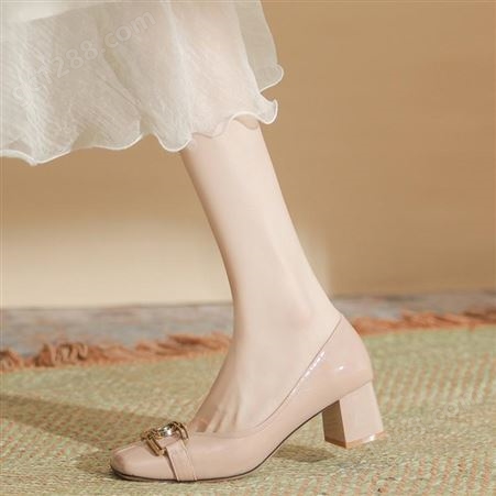 H978-63粉色漆皮粗跟高跟鞋女可爱金属扣浅口女鞋气质羊皮鞋